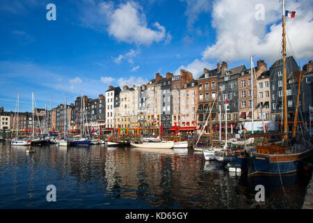 Der normannischen Küste in der Gegend mit Namen "Cote Fleurie - Cote de Grace': Fassade der alten Gebäude im alten Hafen von Honfleur. Malerische corbelled Häuser Stockfoto