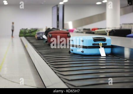 Koffer oder Gepäck auf Förderband am Flughafen warten Stockfoto