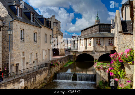 Bayeux (Normandie, Frankreich): Banken der Aure River. Das Stadtzentrum und das Rad einer alten Wassermühle im Bezirk der ehemaligen Gerbereien ( Stockfoto