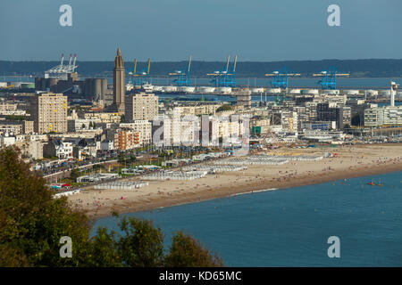 Le Havre (Frankreich): Der Hafen, der Strand, der Gebäude und der Kirche Saint-Joseph mit dem Hafen im Hintergrund. Le Ha Stockfoto