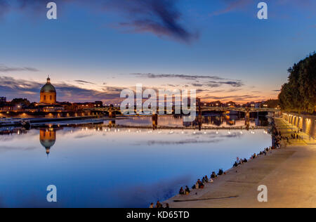Toulouse (Südfrankreich): "Pont St-Pierre' Brücke über den Fluss Garonne und, im Hintergrund, Kuppel der Kapelle Saint-Joseph de La Grave, v Stockfoto