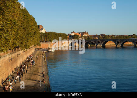 Toulouse (Südfrankreich): zu Fuß und Entspannung an den Ufern des Flusses Garonne im Sommer, von der "Quai de la Daurade" Kai gesehen. Menschen gehen Stockfoto