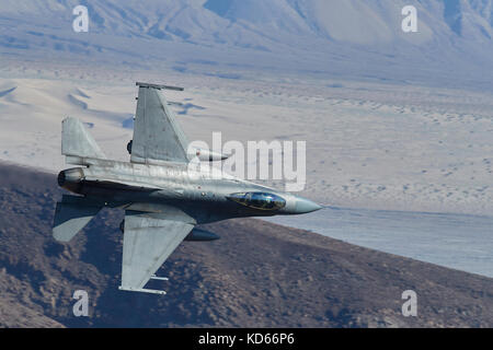 United States Air Force F-16C Fighting Falcon, auf niedrigem Niveau durch rainbow Canyon fliegen, Kalifornien. Stockfoto