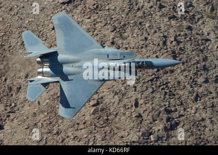 McDonnell Douglas (Boeing), F-15 Strike Eagle, Fliegen auf niedrigem Niveau durch Rainbow Canyon im Death Valley National Park, Kalifornien, USA. Stockfoto
