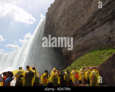 Niagarafälle, kanadische Seite mit Blick von unter den Wasserfällen Stockfoto