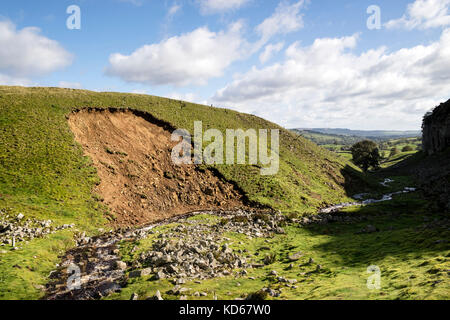 Bergsturz von einem Bach Preisunterbietung einen steilen Hang, Holwick, North Pennines, County Durham, UK verursacht. Stockfoto