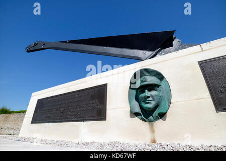 Denkmal zu Ehren großer Allan Beckett MBE für seinen Beitrag zur Gestaltung der Mulbery Hafen in Arromanches, Normandie, Frankreich Stockfoto