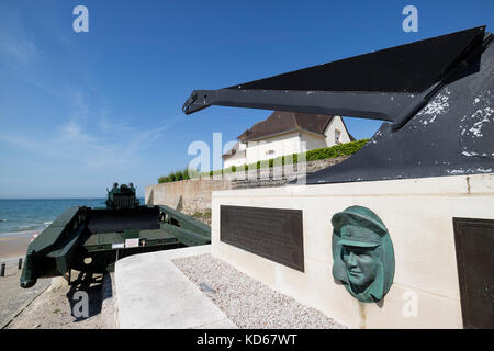 Denkmal zu Ehren großer Allan Beckett MBE für seinen Beitrag zur Gestaltung der Mulbery Hafen in Arromanches, Normandie, Frankreich Stockfoto