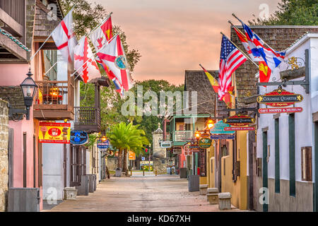 ST. AUGUSTINE, Florida - Januar 5, 2015: Geschäfte und Gasthäuser Linie St. George. Nachdem die Main Street, es ist immer noch das Herz der Stadt betrachtet. Stockfoto