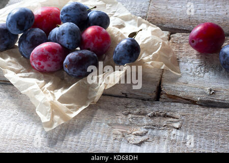 Frische pflaume Frucht auf rustikalen weißem Holz Stockfoto