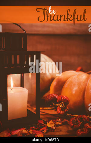 Thanksgiving Begrüßungstext gegen Kürbisse und Kerzen auf dem Tisch während der Halloween Stockfoto