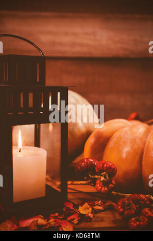 Kürbisse und brennende Kerzen auf dem Tisch während der Halloween Stockfoto