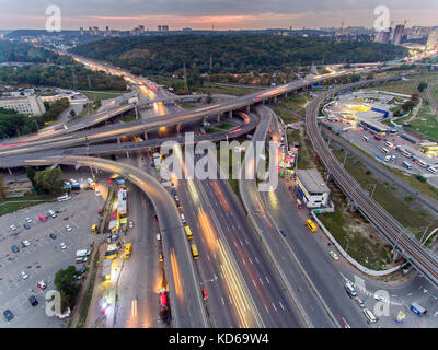 Der Verkehr auf der Autobahn Interchange. Antenne Nacht Blick Stadtverkehr. Stockfoto