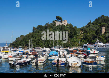 Portofino, Genua Provinz, Italienische Riviera, Italien. Blick über den Hafen Braun und Castello. Stockfoto