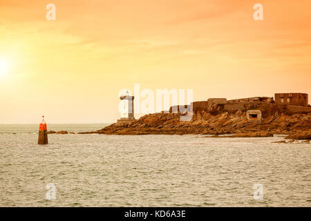 Kermorvan Leuchtturm und felsige Küste in der Nähe von Le Conquet, Frankreich Stockfoto