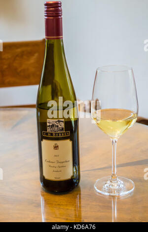 Eine Flasche 2013 Erdener Treppchen Riesling Spatlese feinherb süßen Weißwein des C.H. Berres Mosel, Rheinland-Pfalz, Deutschland Stockfoto