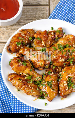 Fried Chicken Wings in Ingwer Knoblauch Marinade mit Kräutern Stockfoto