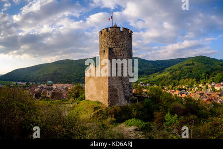 Das Château de Kaysersberg ist eine Burgruine in den Weinbergen rund um die historische Stadt Stockfoto