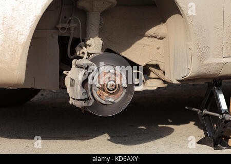 Closeup Schuß von der Scheibenbremse ohne Rad auf es Stockfoto