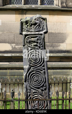 Geschnitzte Spirale ranken auf eine angelsächsische Kreuz (dating vom 7. bis 9. Jahrhundert), Allerheiligen Friedhof, Bakewell, Derbyshire. Stockfoto