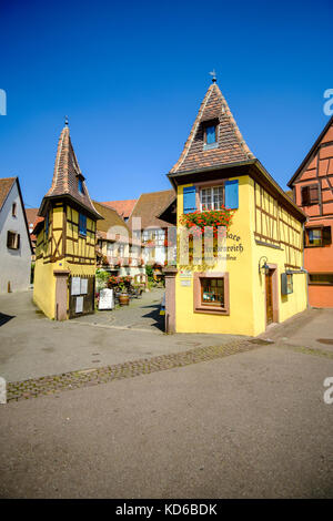 Gebäude der Weingut Jos. Freudenreich in der Mitte des historischen Dorfes Stockfoto