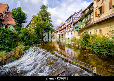 Schönen, traditionellen Fachwerkhäusern, dekoriert mit bunten Geranien, storksbills, (geraniaceae), in der historischen Altstadt, an einer kleinen entfernt Stockfoto