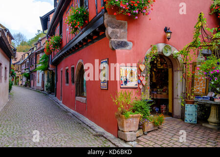 Eine kleine Straße führt durch die Blume dekoriert Fachwerkhäuser der historischen Altstadt Stockfoto