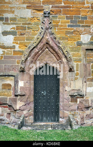 Spitzer Ogäbogen über dem mittelalterlichen Priestereingang (mit erodierter Häkelhaube), St. Margaret of Antiochia Church, Crick, Northants. c. 1350. Stockfoto