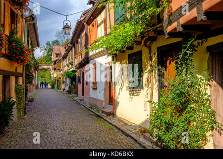 Eine kleine Straße führt durch die Blume dekoriert Fachwerkhäuser der historischen Altstadt Stockfoto