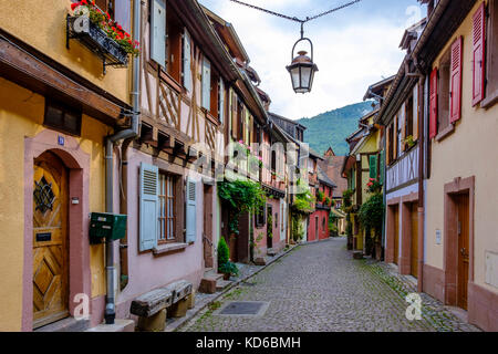 Eine kleine Straße führt durch die Blume dekoriert Fachwerkhäuser der historischen Altstadt Stockfoto