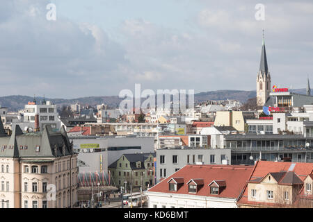 Stadt Liberec mit Hügeln hinter in Europa Stockfoto