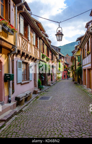 Eine kleine Straße führt durch die Blume dekoriert Fachwerkhäuser der historischen Altstadt Stockfoto