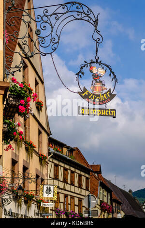 Kunstvolle guild Schild an einer Blume dekoriert Fachwerkhaus in der historischen Stadt Stockfoto