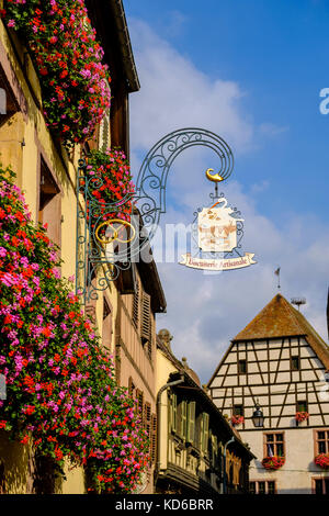 Kunstvolle guild Schild an einer Blume dekoriert Fachwerkhaus in der historischen Stadt Stockfoto