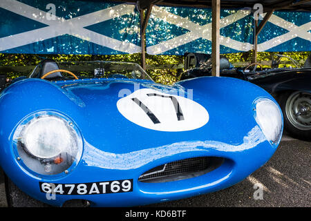 Gary Pearsons 1955 Jaguar D-Type „Longnose“ in der Garage des Ecurie Ecosse Fahrerlagers beim Goodwood Revival 2017 in Sussex, Großbritannien. Teilnehmer der Sussex Trophy. Stockfoto