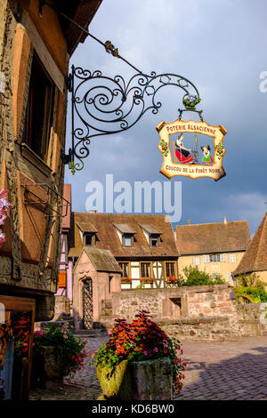 Kunstvolle guild Schild an einer Blume dekoriert Fachwerkhaus in der historischen Stadt Stockfoto