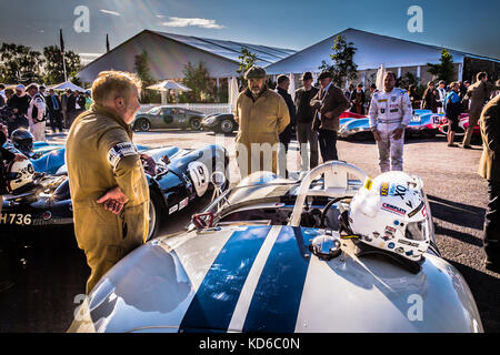 Die Wartezeit im Fahrerlager auf den Start der Qualifikation für die Sussex Trophy beim Goodwood Revival 2017, Sussex, UK. Stockfoto