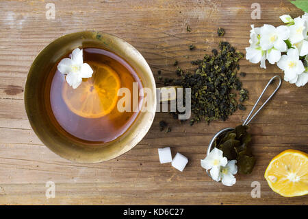 Grün und Jasmin Tee Mischung in eine Schale für ein gesundes Getränk Stockfoto
