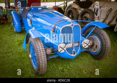 Ross Keelings 1936 Delahaye 135 in der Fahrerlager-Garage des Goodwood Revival 2017, Sussex, UK. Teilnehmer der Brooklands Trophäe. Stockfoto