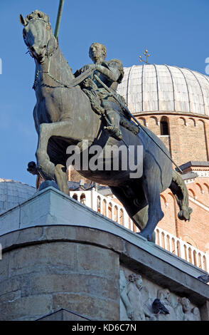 Reiterstandbild von Gattamala, Donatella vor der Basilika des Hl. Antonius in Padua, Italien Stockfoto