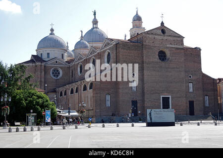 Basilica di Santa Giustina in Padua, in der Prato delle Valla gesehen, Stockfoto