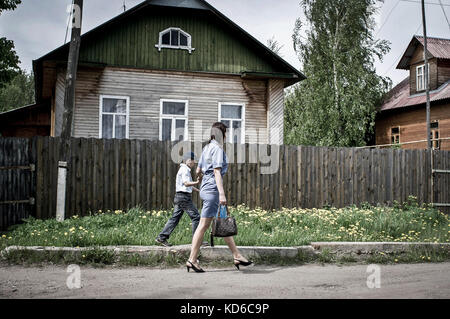 Une mère et son fils rentrent de l'école dans la ville de Rostov Veliky le 18 Mai 2012. Eine Mutter und ihr Sohn von der Schule in der Stadt Rostov Ma Stockfoto