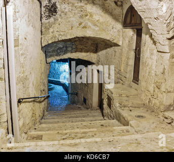 Gasse in der Altstadt peille bei Nacht, Frankreich. Stockfoto