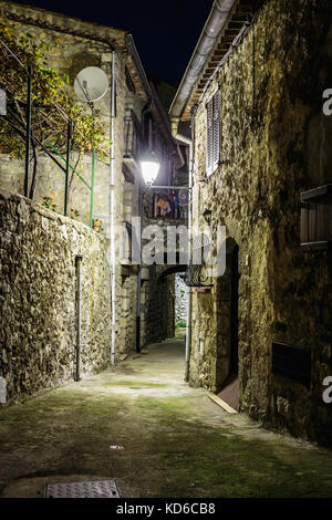 Schmale Straße mit Kopfsteinpflaster in der Altstadt peille bei Nacht, Frankreich. Stockfoto