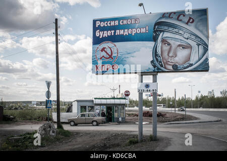 Un panneau publicitaire dans une Banlieue de la Ville de Perm le 24 mai 2011. eine Plakatwand in einem Vorort der Stadt Perm 24. Mai 2011. Stockfoto