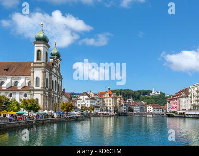 Blick auf die Altstadt und den Fluss Reuss vom Rathaussteg, mit der Jesuitenkirche auf der linken Seite, Luzern (Luzern), Vierwaldstättersee, Schweiz Stockfoto