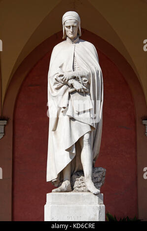 Statue von Dante, im Erdgeschoss Arcade der Loggia Amulea gegenüber der Prato della Valle, Padua, Italien Stockfoto