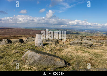 Trig Point an der Spitze von West nab, Peak District National Park, England, Großbritannien Stockfoto