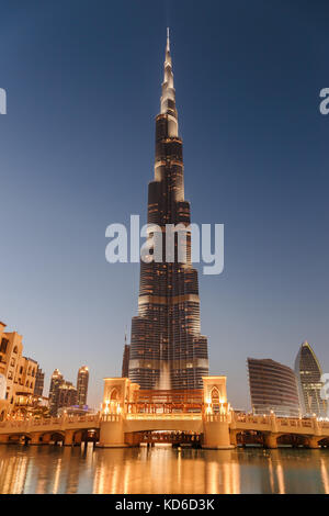 Dubai, Vae - November 13, 2013: Nachtansicht der Tower Burj Khalifa. Stockfoto