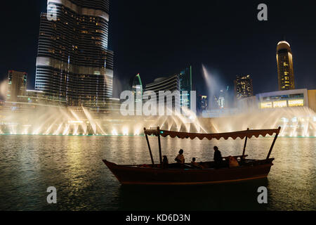 Dubai, Vae - 13. November: Nachtansicht tanzenden Brunnen in der Innenstadt und in einem künstlichen See in Dubai, UAE am 13. November 2013. Die Dubai tanzenden Fontänen Stockfoto